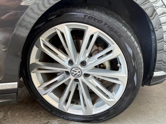 パサートヴァリアント ２．０ＴＳＩ　Ｒライン　２．０ＴＳＩ　Ｒライン（５名）禁煙　ナビＢカメラ　ドラレコ　レザー　パワーシート　Ｐバックドア　１９インチＡＷ　ＬＥＤヘッドライト　スマートキー　２０１８ｙモデル（9枚目）