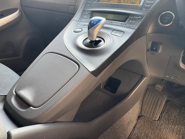 プリウス Ｇ　サンルーフ　ナビ　Ｂカメラ　ＥＴＣ　クルーズコントロール　スマートキー　Ｄ整備記録　禁煙車（28枚目）