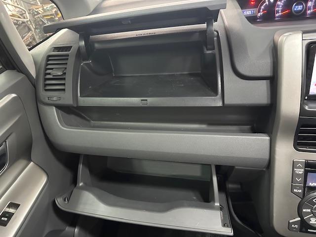 ヴォクシー ZS 煌 /TV/アルパインフリップダウン/ETC/ダウンサス/ドラレコ/Bカメラ/Bluetooth/両側電動スライドドア/メッキミラー/LEDルームランプ/シートカバー/純正アルミ/ウィンカーミラー(28枚目)