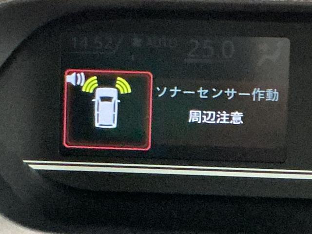 タント ファンクロス パーキングセンサー 衝突軽減システム 両側オートドア シートヒータ オートLED レーンキープアシスト LEDヘットライト キーレスエントリー スマートキ- オートライト ベンチシート(34枚目)