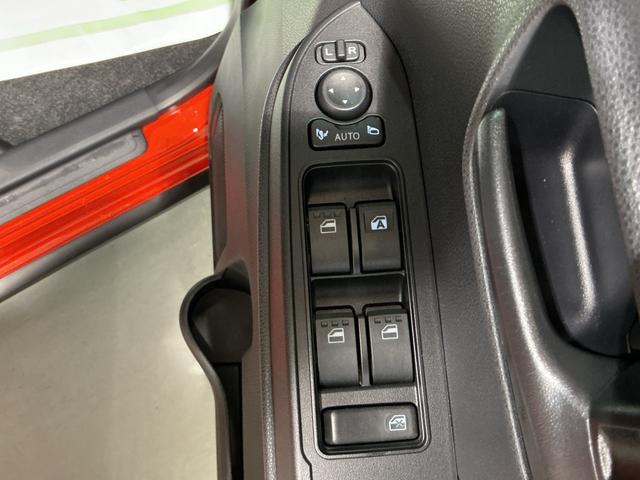 タント ファンクロス パーキングセンサー 衝突軽減システム 両側オートドア シートヒータ オートLED レーンキープアシスト LEDヘットライト キーレスエントリー スマートキ- オートライト ベンチシート(33枚目)