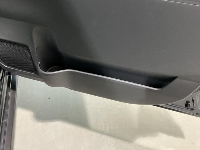 タント ファンクロス パーキングセンサー 衝突軽減システム 両側オートドア シートヒータ オートLED レーンキープアシスト LEDヘットライト キーレスエントリー スマートキ- オートライト ベンチシート(26枚目)