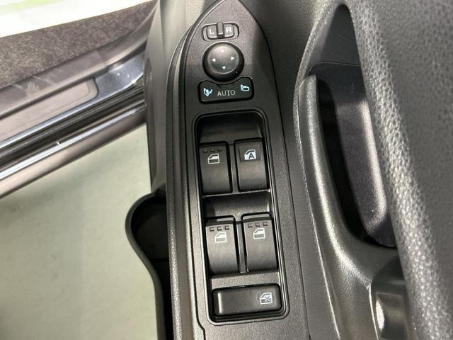 タント ファンクロス パーキングセンサー 衝突軽減システム 両側オートドア シートヒータ オートLED レーンキープアシスト LEDヘットライト キーレスエントリー スマートキ- オートライト ベンチシート(33枚目)