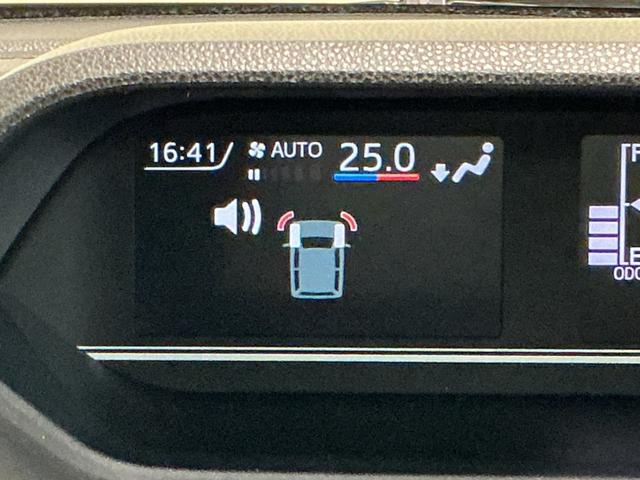 タント ファンクロス パーキングセンサー 衝突軽減システム 両側オートドア シートヒータ オートLED レーンキープアシスト LEDヘットライト キーレスエントリー スマートキ- オートライト ベンチシート(38枚目)