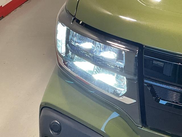 タント ファンクロス パーキングセンサー 衝突軽減システム 両側オートドア シートヒータ オートLED レーンキープアシスト LEDヘットライト キーレスエントリー スマートキ- オートライト ベンチシート(48枚目)