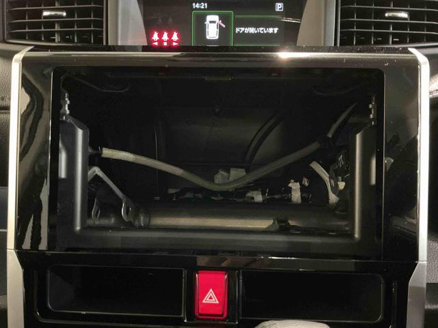 専用のエンジンクリーナーで全体に噴霧し汚れを浮かします。ボンネット裏などの汚れを中心にブラシがけを行い、洗浄しエアブローで仕上げております。