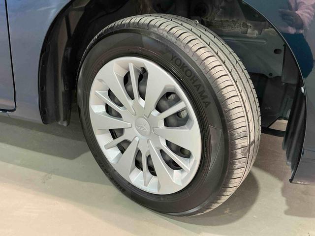 専用のエンジンクリーナーで全体に噴霧し汚れを浮かします。ボンネット裏などの汚れを中心にブラシがけを行い、洗浄しエアブローで仕上げております。