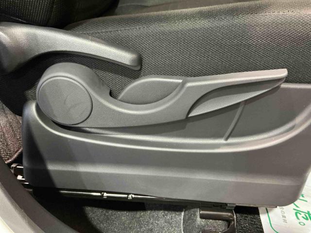 エンジンルームやドアエッジ等、細部まで徹底した清掃と洗浄を実施しております。