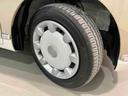 専用のエンジンクリーナーで全体に噴霧し汚れを浮かします。ボンネット裏などの汚れを中心にブラシがけを行い、洗浄しエアブローで仕上げております。