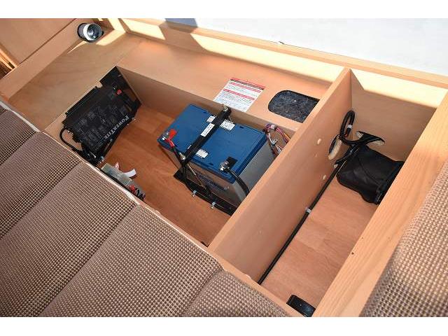 キャンピングカー広島 オリジナルキャンピング仕様 ワンオーナー サブバッテリー 250Wインバーター 架装部19インチTV 走行充電 外部充電 テーブル 網戸3枚 リアヒーター リアクーラー 社外ナビ フルセグ バックカメラ ETC HID(42枚目)