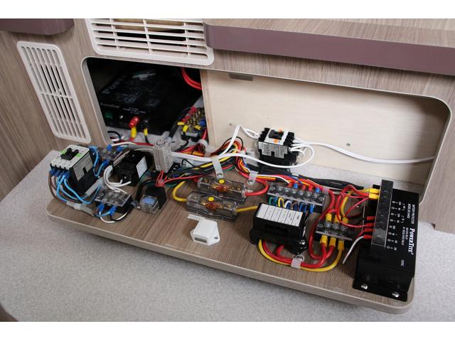 カムロード キャンパー厚木 パピーフルハウス トリプルサブ 1500wインバーター ソーラーパネル FFヒーター 家庭用エアコンマックスファン 社外スタビ 冷蔵庫 シンク 電子レンジ 車両総重量3580kg(30枚目)