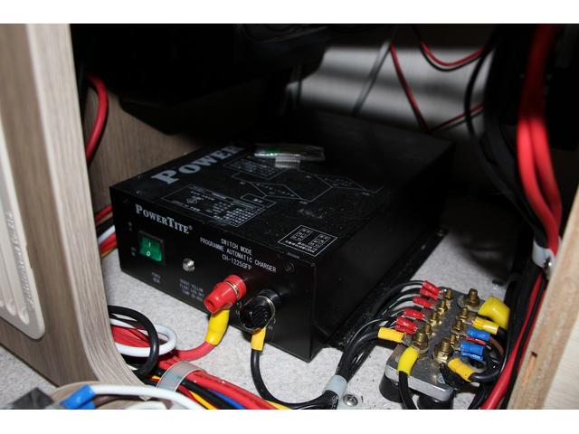 カムロード キャンパー厚木 パピーフルハウス トリプルサブ 1500wインバーター ソーラーパネル FFヒーター 家庭用エアコンマックスファン 社外スタビ 冷蔵庫 シンク 電子レンジ 車両総重量3580kg(37枚目)