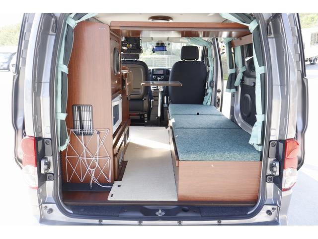 ＮＶ２００バネットバン リンエイ　コンパクトバカンチェスＮ　２名乗車　サブバッテリー　冷蔵庫　２０００Ｗインバーター　ＴＶ　ソーラーパネル　メモリーナビ　ＥＴＣ　４ナンバー　両側スライドドア　電子レンジ　前後ドライブレコーダー　サブバッテリー　アンテナ（2枚目）