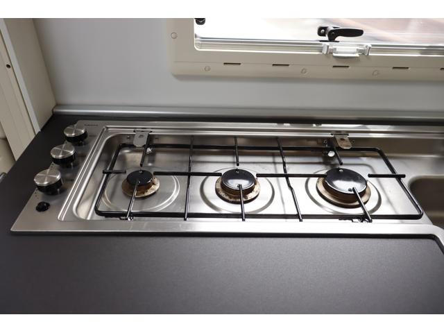 デュカト アドリア　マトリックスアクセス５９０ＳＰ　ツインサブ　ルーフエアコン　ＦＦヒーター　温水ボイラー　シャワー　トイレ　シンク　３口コンロ　冷凍冷蔵庫　電子レンジ　サイドオーニング　ＴＶアーム　ナビ切替　ナビ　アラウンドビューモニター　ＥＴＣ（32枚目）