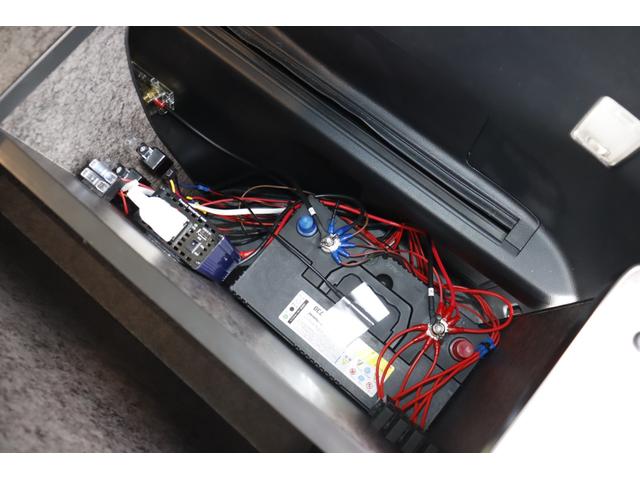 アルファード ２．５Ｓ　Ｃパッケージ　グランドモーター　ジュエル　４名乗車　サブバッテリー　ソーラーパネル　外部充電　３５０Ｗインバーター　ＦＦヒーター　電圧計　３ナンバー　ナビ　ＪＢＬ　キャンピングカー　テーブル　両側パワースライドドア　パワーバックドア（6枚目）