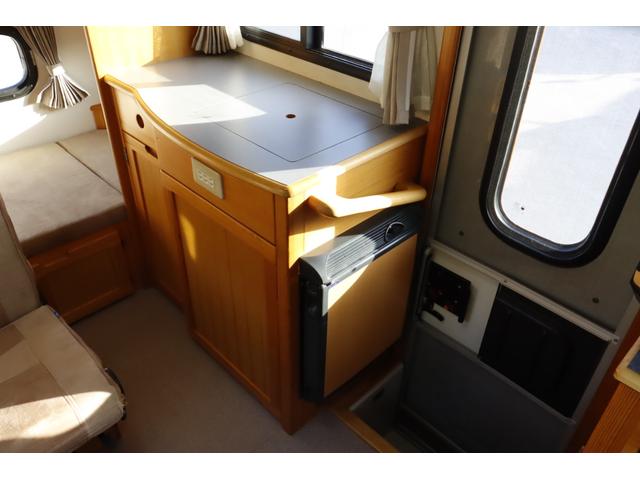 ボンゴトラック ＡｔｏＺ　アミティ　７名乗車　８ナンバー　ツインサブバッテリー　ウインドウエアコン　冷蔵庫　ＴＶ　１５００Ｗインバーター　電子レンジ　ダブルタイヤ　ミラーモニタードラレコ　ルーフベント　メインサブ切替　キャンピングカー（6枚目）