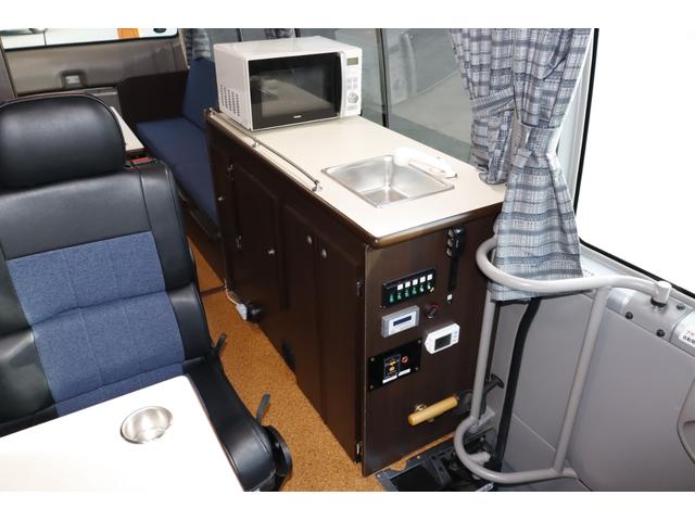 リエッセII マリナＲＶ　Ｌキャビン　１０名乗車　４サブバッテリー　ソーラー２枚　ＦＦヒーター　家庭用エアコン　２０００Ｗインバーター　サイドオーニング　冷蔵庫　マックスファン　電子レンジ　レカロシート　バックモニター　キャンピングカー（7枚目）
