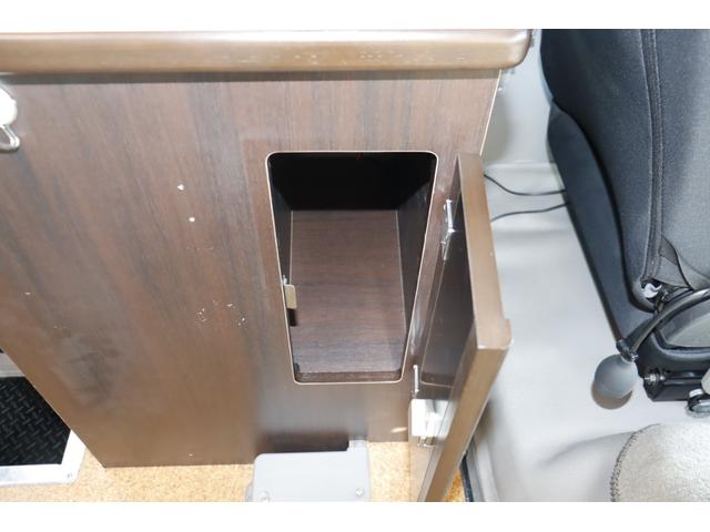 リエッセII マリナＲＶ　Ｌキャビン　１０名乗車　４サブバッテリー　ソーラー２枚　ＦＦヒーター　家庭用エアコン　２０００Ｗインバーター　サイドオーニング　冷蔵庫　マックスファン　電子レンジ　レカロシート　バックモニター　キャンピングカー（59枚目）