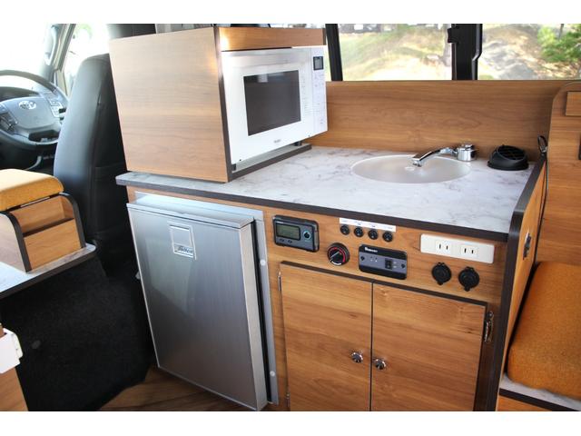 ハイエースバン キャンピングカー長野 スペースキャンパー 軽油 6名乗車 リチウム300Ah FFヒーター ウインドウエアコン ソーラーパネル 電子レンジ PIVOTクルコン 2000Wインバーター マックスファン メモリーナビ 冷蔵庫 防虫ネット TSS(5枚目)