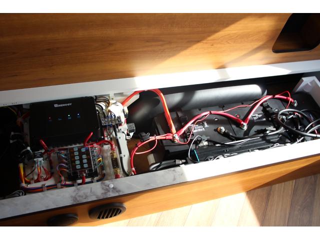 ハイエースバン キャンピングカー長野 スペースキャンパー 軽油 6名乗車 リチウム300Ah FFヒーター ウインドウエアコン ソーラーパネル 電子レンジ PIVOTクルコン 2000Wインバーター マックスファン メモリーナビ 冷蔵庫 防虫ネット TSS(16枚目)