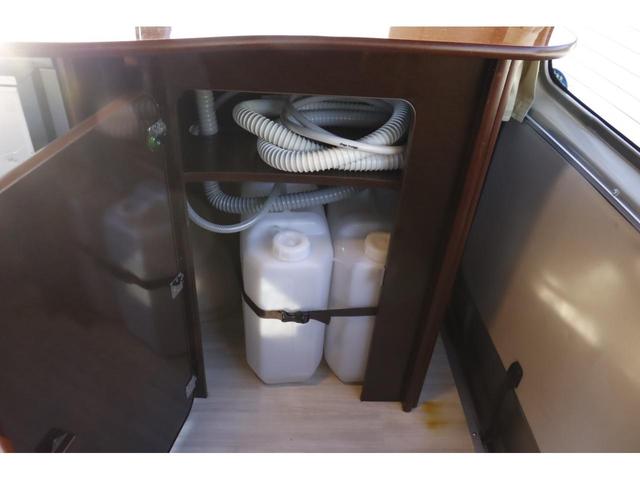 ハイエースバン FOCS アリゼ 9名乗車 ツインサブバッテリー ソーラーパネル FFヒーター 1500Wインバーター 冷蔵庫 マックスファン サイドオーニング フリップダウンモニター テーブル 走行充電 外部充電 キャンピングカー(44枚目)