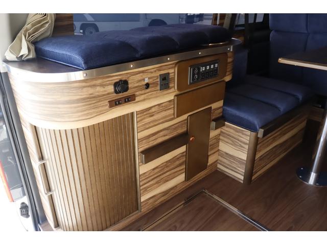 ハイエースバン ケイワークス　クラシックバン　ポップアップルーフ　６名乗車　８ナンバー　ソーラーパネル　サブバッテリー　１０００Ｗインバーター　走行充電　外部充電　ＦＦヒーター　シンク兼用アウターシャワー　キャンピングカー　バンコン（6枚目）