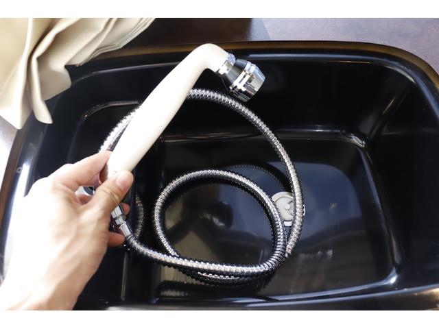 ハイエースバン ケイワークス　クラシックバン　ポップアップルーフ　６名乗車　８ナンバー　ソーラーパネル　サブバッテリー　１０００Ｗインバーター　走行充電　外部充電　ＦＦヒーター　シンク兼用アウターシャワー　キャンピングカー　バンコン（7枚目）