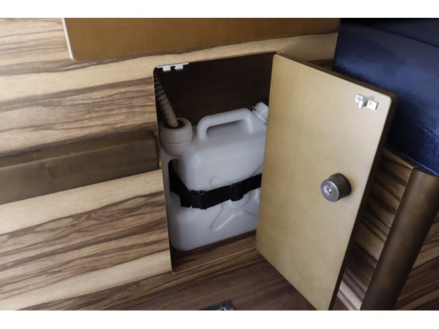 ハイエースバン ケイワークス　クラシックバン　ポップアップルーフ　６名乗車　８ナンバー　ソーラーパネル　サブバッテリー　１０００Ｗインバーター　走行充電　外部充電　ＦＦヒーター　シンク兼用アウターシャワー　キャンピングカー　バンコン（10枚目）