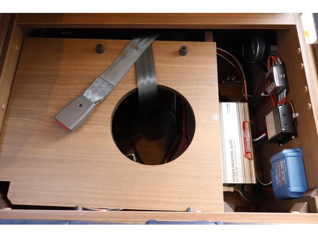 ハイエースバン ケイワークス　クラシックバン　ポップアップルーフ　６名乗車　８ナンバー　ソーラーパネル　サブバッテリー　１０００Ｗインバーター　走行充電　外部充電　ＦＦヒーター　シンク兼用アウターシャワー　キャンピングカー　バンコン（12枚目）