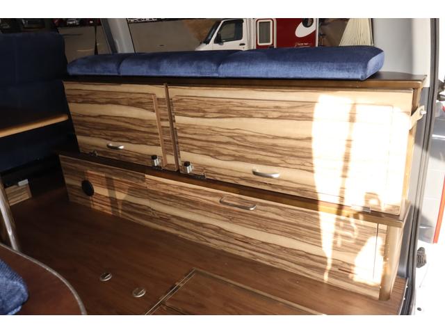 ハイエースバン ケイワークス　クラシックバン　ポップアップルーフ　６名乗車　８ナンバー　ソーラーパネル　サブバッテリー　１０００Ｗインバーター　走行充電　外部充電　ＦＦヒーター　シンク兼用アウターシャワー　キャンピングカー　バンコン（18枚目）