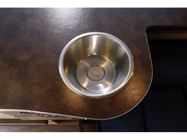 ハイエースバン ケイワークス　クラシックバン　ポップアップルーフ　６名乗車　８ナンバー　ソーラーパネル　サブバッテリー　１０００Ｗインバーター　走行充電　外部充電　ＦＦヒーター　シンク兼用アウターシャワー　キャンピングカー　バンコン（40枚目）