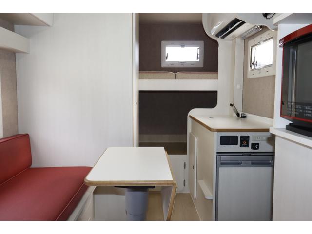 ボンゴトラック キャンパーアシスト　ジョクト　６名乗車　ＦＦヒーター　家庭用エアコン　ソーラーパネル　電子レンジ　マックスファン　１５００Ｗインバーター　ポータブル発電機　サイドオーニング　リチウム＆鉛バッテリー　キャンピングカー　キャブコン（2枚目）