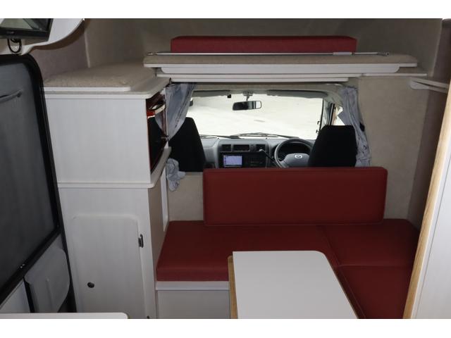 ボンゴトラック キャンパーアシスト　ジョクト　６名乗車　ＦＦヒーター　家庭用エアコン　ソーラーパネル　電子レンジ　マックスファン　１５００Ｗインバーター　ポータブル発電機　サイドオーニング　リチウム＆鉛バッテリー　キャンピングカー　キャブコン（3枚目）