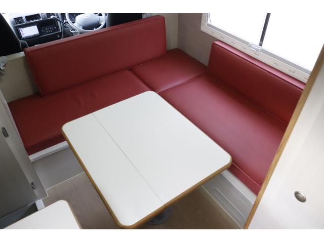 ボンゴトラック キャンパーアシスト　ジョクト　６名乗車　ＦＦヒーター　家庭用エアコン　ソーラーパネル　電子レンジ　マックスファン　１５００Ｗインバーター　ポータブル発電機　サイドオーニング　リチウム＆鉛バッテリー　キャンピングカー　キャブコン（4枚目）