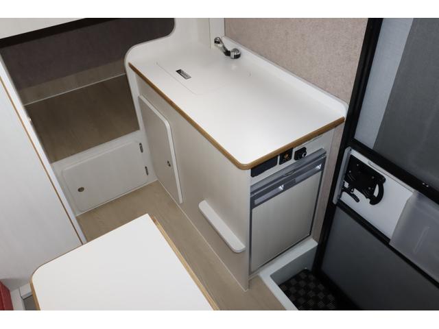 ボンゴトラック キャンパーアシスト　ジョクト　６名乗車　ＦＦヒーター　家庭用エアコン　ソーラーパネル　電子レンジ　マックスファン　１５００Ｗインバーター　ポータブル発電機　サイドオーニング　リチウム＆鉛バッテリー　キャンピングカー　キャブコン（5枚目）