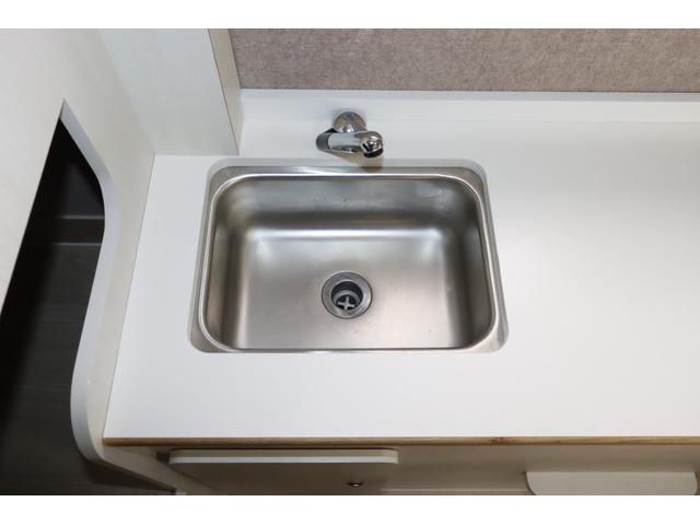 ボンゴトラック キャンパーアシスト　ジョクト　６名乗車　ＦＦヒーター　家庭用エアコン　ソーラーパネル　電子レンジ　マックスファン　１５００Ｗインバーター　ポータブル発電機　サイドオーニング　リチウム＆鉛バッテリー　キャンピングカー　キャブコン（6枚目）