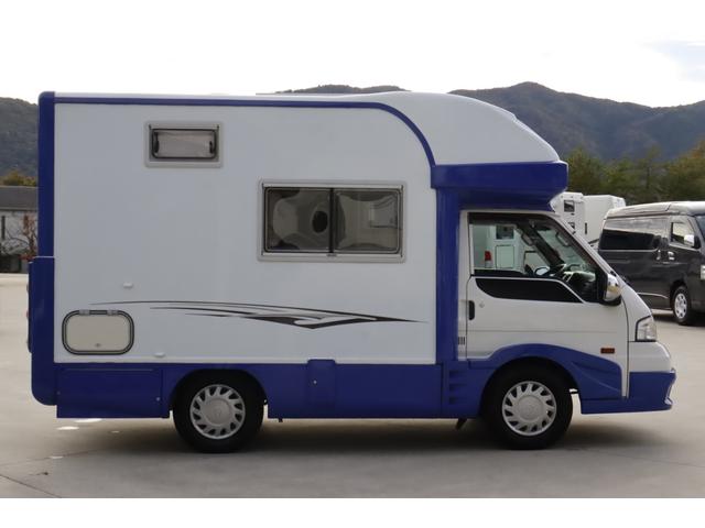 ボンゴトラック キャンパーアシスト　ジョクト　６名乗車　ＦＦヒーター　家庭用エアコン　ソーラーパネル　電子レンジ　マックスファン　１５００Ｗインバーター　ポータブル発電機　サイドオーニング　リチウム＆鉛バッテリー　キャンピングカー　キャブコン（8枚目）