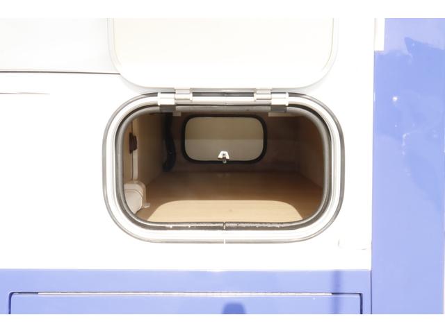 ボンゴトラック キャンパーアシスト　ジョクト　６名乗車　ＦＦヒーター　家庭用エアコン　ソーラーパネル　電子レンジ　マックスファン　１５００Ｗインバーター　ポータブル発電機　サイドオーニング　リチウム＆鉛バッテリー　キャンピングカー　キャブコン（9枚目）