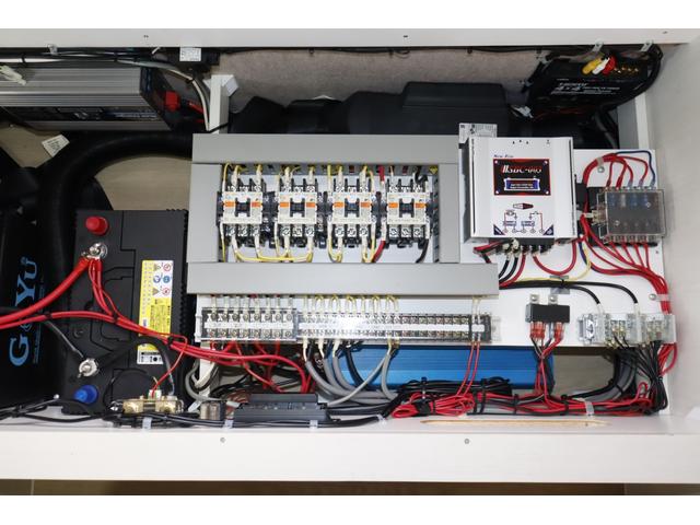 ボンゴトラック キャンパーアシスト　ジョクト　６名乗車　ＦＦヒーター　家庭用エアコン　ソーラーパネル　電子レンジ　マックスファン　１５００Ｗインバーター　ポータブル発電機　サイドオーニング　リチウム＆鉛バッテリー　キャンピングカー　キャブコン（12枚目）