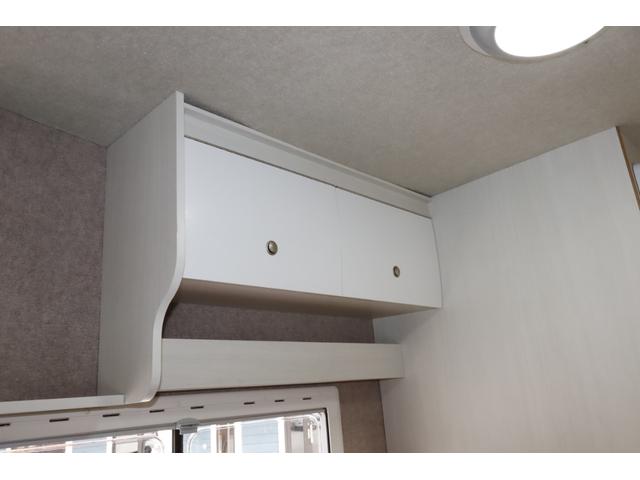 ボンゴトラック キャンパーアシスト　ジョクト　６名乗車　ＦＦヒーター　家庭用エアコン　ソーラーパネル　電子レンジ　マックスファン　１５００Ｗインバーター　ポータブル発電機　サイドオーニング　リチウム＆鉛バッテリー　キャンピングカー　キャブコン（14枚目）