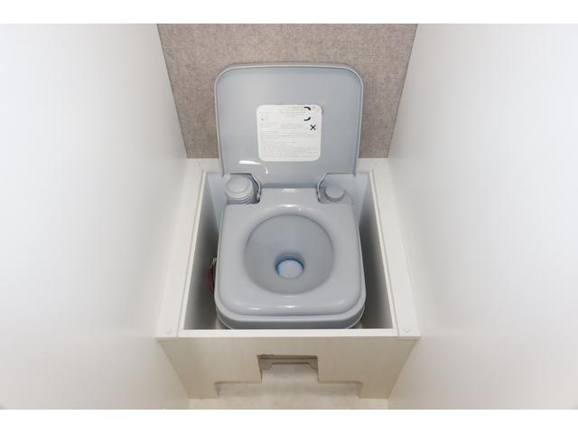 ボンゴトラック キャンパーアシスト　ジョクト　６名乗車　ＦＦヒーター　家庭用エアコン　ソーラーパネル　電子レンジ　マックスファン　１５００Ｗインバーター　ポータブル発電機　サイドオーニング　リチウム＆鉛バッテリー　キャンピングカー　キャブコン（18枚目）