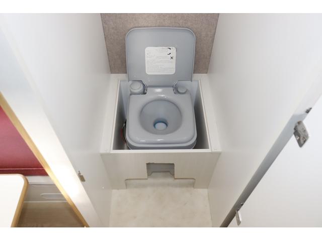 ボンゴトラック キャンパーアシスト　ジョクト　６名乗車　ＦＦヒーター　家庭用エアコン　ソーラーパネル　電子レンジ　マックスファン　１５００Ｗインバーター　ポータブル発電機　サイドオーニング　リチウム＆鉛バッテリー　キャンピングカー　キャブコン（20枚目）