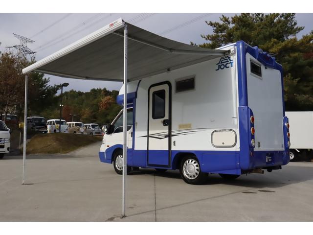 ボンゴトラック キャンパーアシスト　ジョクト　６名乗車　ＦＦヒーター　家庭用エアコン　ソーラーパネル　電子レンジ　マックスファン　１５００Ｗインバーター　ポータブル発電機　サイドオーニング　リチウム＆鉛バッテリー　キャンピングカー　キャブコン（40枚目）