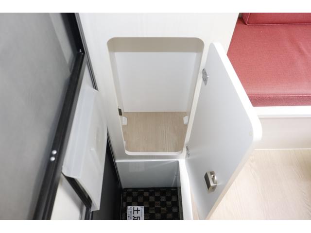 ボンゴトラック キャンパーアシスト　ジョクト　６名乗車　ＦＦヒーター　家庭用エアコン　ソーラーパネル　電子レンジ　マックスファン　１５００Ｗインバーター　ポータブル発電機　サイドオーニング　リチウム＆鉛バッテリー　キャンピングカー　キャブコン（50枚目）