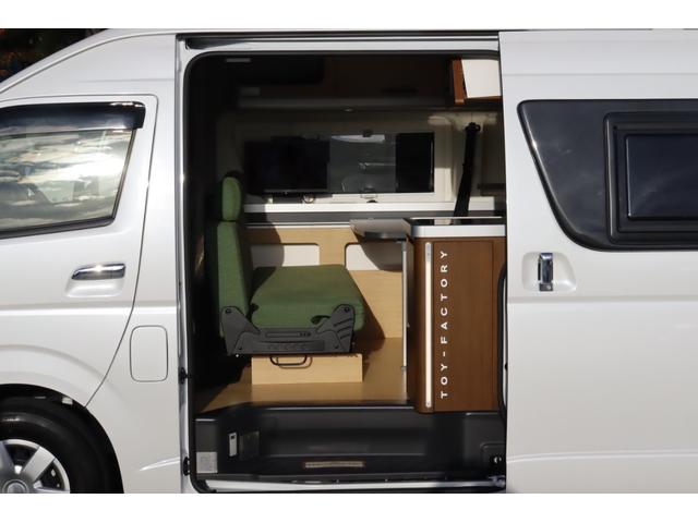 ハイエースバン バーデン　グランデ　カーサホームＥＤ　７名乗車　ツインサブバッテリー　１５００Ｗインバーター　家庭用エアコン　ＦＦヒーター　冷蔵庫　電子レンジ　１９ＴＶ　エアロソーラー　マックスファン　１０Ｖ型ナビ　キャンピングカー　スーパーロング（4枚目）