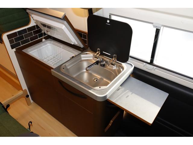 ハイエースバン バーデン　グランデ　カーサホームＥＤ　７名乗車　ツインサブバッテリー　１５００Ｗインバーター　家庭用エアコン　ＦＦヒーター　冷蔵庫　電子レンジ　１９ＴＶ　エアロソーラー　マックスファン　１０Ｖ型ナビ　キャンピングカー　スーパーロング（42枚目）