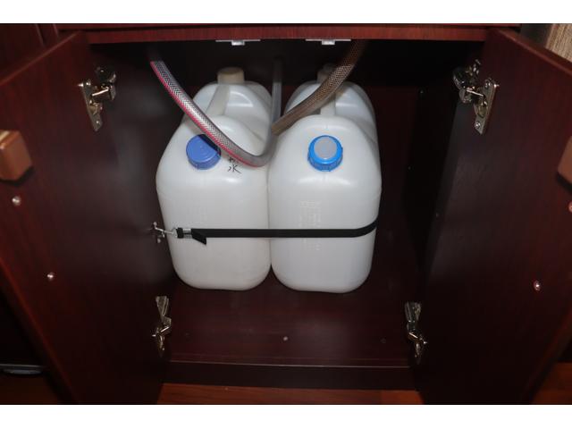 カムロード ナッツＲＶ　クレソンボヤージュ　７名乗車　ツインサブＢＴ　ＦＦヒーター　冷蔵庫　カセットトイレ　２４ＴＶ　４００Ｗインバーター　地デジアンテナ　走行充電　外部充電　マックスファン　リアラダー　バックモニター　キャンピングカー（14枚目）