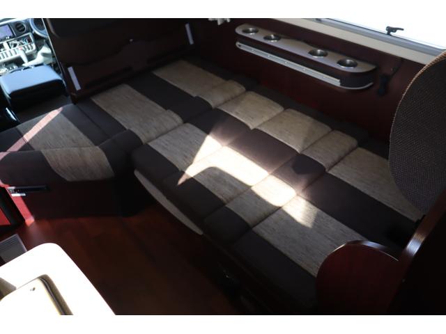 カムロード ナッツＲＶ　クレソンボヤージュ　７名乗車　ツインサブＢＴ　ＦＦヒーター　冷蔵庫　カセットトイレ　２４ＴＶ　４００Ｗインバーター　地デジアンテナ　走行充電　外部充電　マックスファン　リアラダー　バックモニター　キャンピングカー（15枚目）