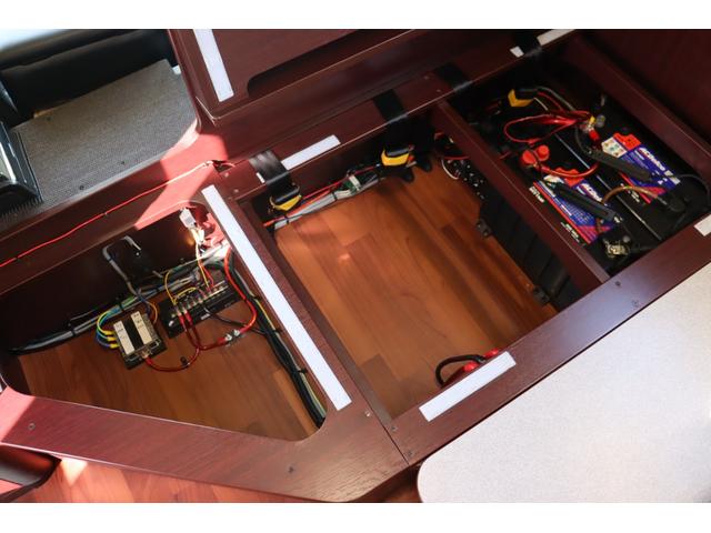 カムロード ナッツＲＶ　クレソンボヤージュ　７名乗車　ツインサブＢＴ　ＦＦヒーター　冷蔵庫　カセットトイレ　２４ＴＶ　４００Ｗインバーター　地デジアンテナ　走行充電　外部充電　マックスファン　リアラダー　バックモニター　キャンピングカー（17枚目）