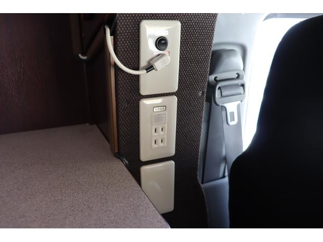 カムロード ナッツＲＶ　クレソンボヤージュ　７名乗車　ツインサブＢＴ　ＦＦヒーター　冷蔵庫　カセットトイレ　２４ＴＶ　４００Ｗインバーター　地デジアンテナ　走行充電　外部充電　マックスファン　リアラダー　バックモニター　キャンピングカー（19枚目）